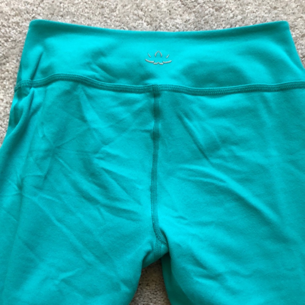 Beyond Yoga side gather crops - Picture 4 of 5